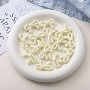 Gros plan détail de perles nœud étoile en acrylique peint pour accessoires de chaîne téléphone.