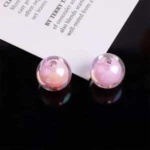 Gros plan de perles doubles transparentes en acrylique couleur AB, design intérieur rose brillant.