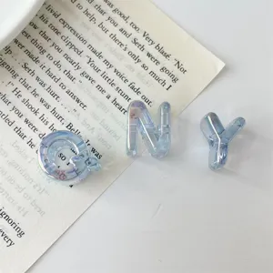 Primo piano di perline di lettere in acrilico iridescenti accessori per gioielli dettagli