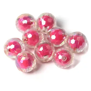 Perles en acrylique facettées transparentes avec cœur rose et revêtement AB pour bijoux.