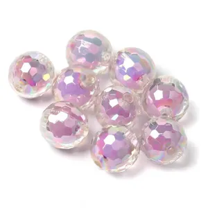 Perles en acrylique facettées gros plan, finition AB holographique brillante, détail bijoux.