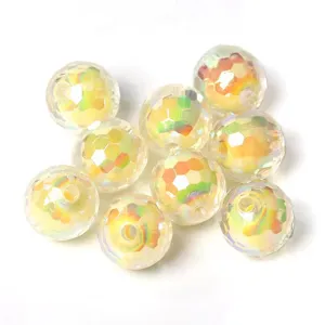 Perles en acrylique transparentes avec revetement AB pour creation de bijoux DIY faits.