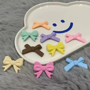 Accessori DIY per forcine per capelli in silicone con fiocco macaron e materiali per custodie.