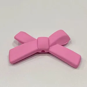 Vista dettagliata del fiocco rosa, ideale per ciondolo custodia e decorazione accessori.