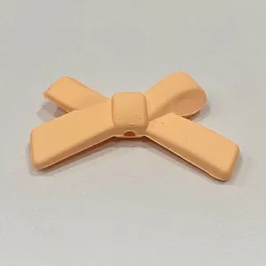 Accessorio fiocco in silicone colore macaron per catena e custodia di telefono dettagli.