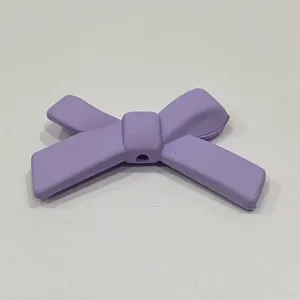 Ciondolo fiocco in silicone viola, ideale per custodie di telefoni e accessori fai da te.