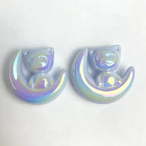 Primo piano dettagliato del ciondolo gatto luna in acrilico iridescente per gioielli fai da te.