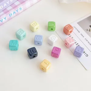 Perline di Lettere in Acrilico Quadrate Colore Caramella Perline Sciolte Accessori per Gioielli Fai da Te Braccialetto