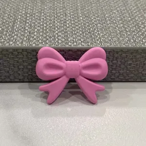 Primo piano dettagliato di un grazioso fiocco rosa, ideale per decorare custodie di telefoni.