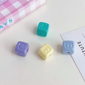 Primo piano di perline con lettere in cubo acrilico jelly, accessori per bigiotteria.