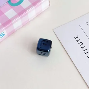 Perla quadrata in acrilico blu scuro con lettera per accessorio di gioielli DIY top.
