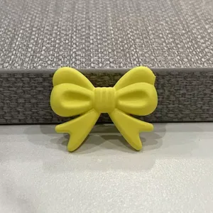Ciondolo in resina fiocco giallo per custodia telefono DIY accessorio molletta vista dettagliata