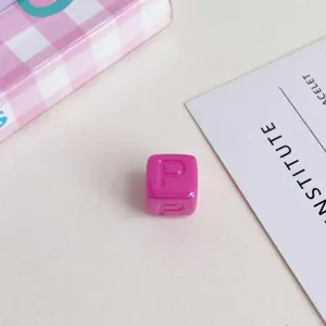 Perlina quadrata in acrilico rosa per creazione di gioielli fai da te accessorio dettaglio.