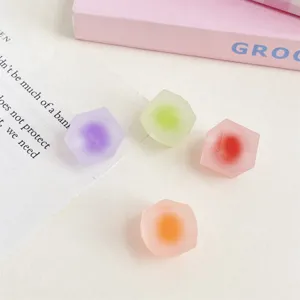 Matte acryl geometrische lose Perlen fur DIY Haarschmuck und Schmuckherstellung Detailansicht.