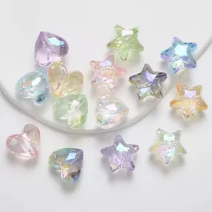Perline in acrilico trasparente colorato placcato UV a faccette cuore e stella per accessori cellulare.