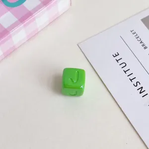 Perlina quadrata lettera J in acrilico verde per bracciale collana gioielli dettagli