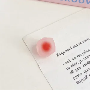 Nahaufnahme des rosa-roten mattierten geometrischen Acrylperls, die Farbe und Form zeigt.