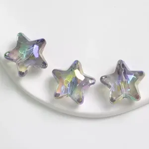 Primo piano di perline a stella iridescenti con dettagli sfaccettati per accessori fai da te.