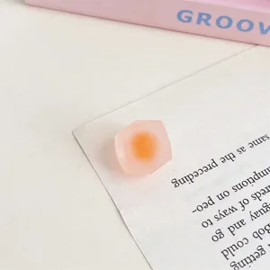 Mattierte Acrylperlen in Rautenform für Haarschmuck und DIY-Schmuckherstellung Details.