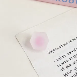 Detailaufnahme einer acryl matten Sechskantperle, ideal fuer DIY Haarschmuck und Basteln.