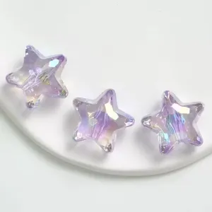 Primo piano dettagliato di perline a stella in acrilico trasparente con finitura UV.