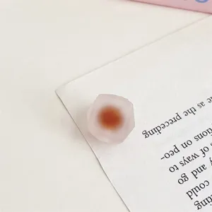 Acryl quadratische facettierte Perle Detailaufnahme, mattierte zweifarbige DIY Haarschmuck Perle.