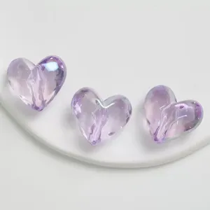 Perline a cuore sfaccettate in acrilico trasparente con placcatura UV viola fai da te.