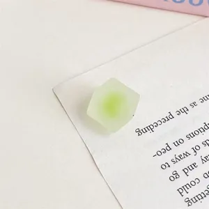 Durchsichtige matte Acryl Perle fur stilvolle DIY Haarschmuck Zubehoer und Schmuckherstellung.