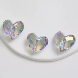 Perline di cuore in acrilico sfaccettate iridescenti per ciondoli telefono fai da te e gioielli.