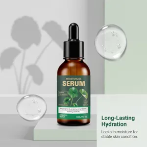 Detailaufnahme des Gesichtsserums in einer Glastropfflasche mit Centella-Extrakt und Textur.
