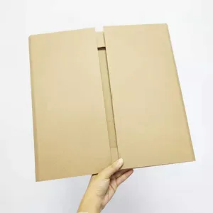 Bruine kartonnen verzenddoos platte verpakking gedetailleerdeweergave voor verzending.
