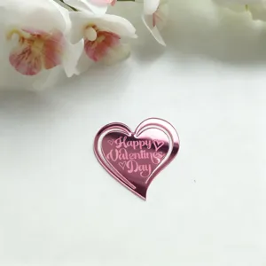 Rosa Acryl Herz Tortenaufsatz Detail mit Valentinstag Text, ideal für romantische Partydeko.