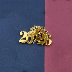 Detailansicht des goldenen Acryl-Kuchentoppers für Neujahr mit elegantem Zahlendesign.