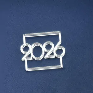 Acryl 2026 Nummer Tortenaufleger Detailansicht, transparente minimalistische Neujahrs Deko.