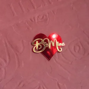 Roter Acryl Herz Kuchendopper mit goldenem Be Mine Text fur Valentinstag Hochzeit Desserts.