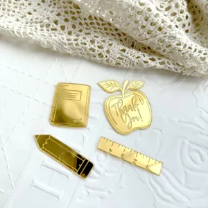 Goldene Acryl Tortenaufsätze Set für Lehrer mit Notizbuch Apfel Bleistift und Lineal Details