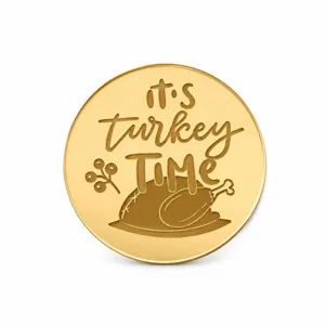 Dettaglio cake topper Thanksgiving dorato, design tacchino in acrilico per festa.