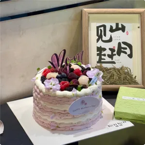 Decorazione per torta festa della mamma con topper Mom, bacche e fiori.
