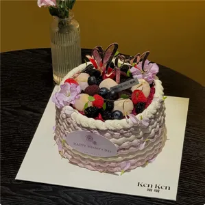 Dettaglio torta di frutta festa della mamma, con bacche fresche e topper Mom in acrilico.
