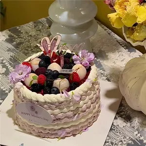 Set decorazione torta festa della mamma con topper in acrilico Mom e frutta fresca.