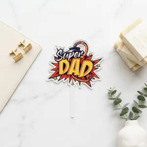 Primo piano dettagliato del topper per torta in acrilico Super Dad in stile fumetto.