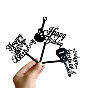 Primer plano detallado de adornos para tarta de feliz cumpleaños de acrílico negro.
