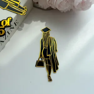 Detalle de cake topper de graduada en acrilico, elegante decoracion fiesta negro oro.