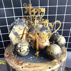 Χρυσό ακρυλικό topper τούρτας Happy Birthday Honey λεπτομέρεια, κομψή διακόσμηση πάρτι.