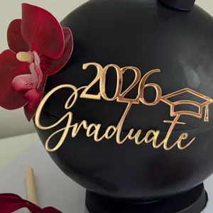 Goldener 2026 Abitur Tortenaufsatz mit Doktorhut Detail, ideal für Abschlussfeier Dekoration.