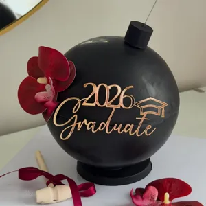 Schwarzer 2026 Graduate Tortenaufsatz Kugel mit goldener Schrift und roter Orchidee Dekor.