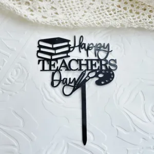 Detailansicht des schwarzen Acryl Torte Toppers Happy Teachers Day mit Büchern und Farbpalette.