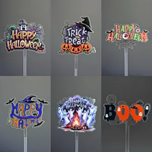 Detailopname van kleurrijke acryl Halloween taarttoppers met enge geesten en teksten.