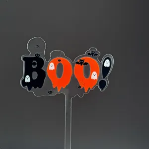 Halloween acryl taarttopper met spook en vleermuis voor griezelige feestdecoratie.