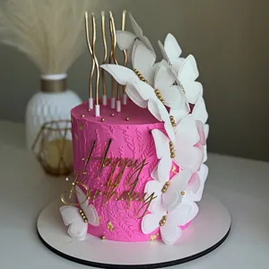 Ensemble de déco de gâteau papillon style INS avec papillons blancs et bougies.